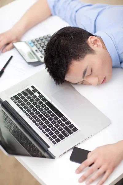一个又一个的年轻商人睡在笔记本电脑上的肖像 — 图库照片