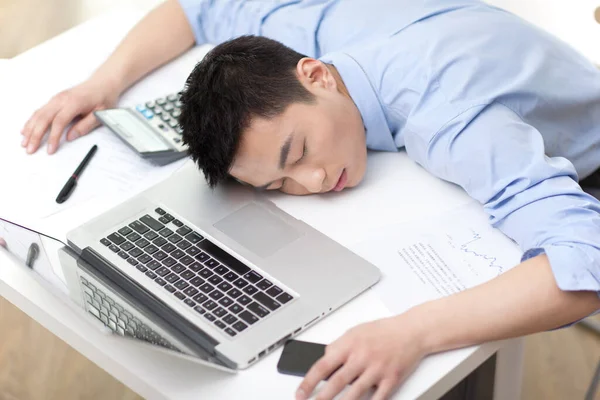 Retrato Jovem Empresário Dormindo Laptop Por Mesa — Fotografia de Stock