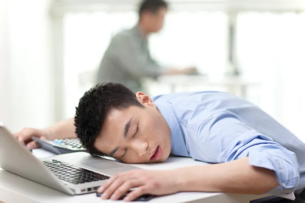 Retrato Joven Hombre Negocios Durmiendo Portátil Por Escritorio — Foto de Stock