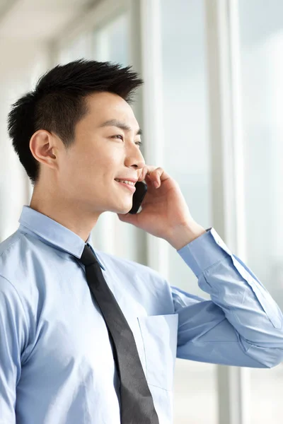 Portret Młodego Biznesmena Rozmawiającego Przez Telefon Komórkowy Biurze — Zdjęcie stockowe