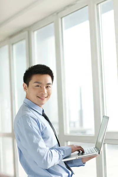 Retrato Joven Hombre Negocios Usando Portátil Pasillo —  Fotos de Stock