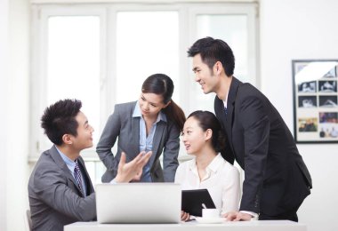 Bir grup iş adamı ofiste tartışıyor.