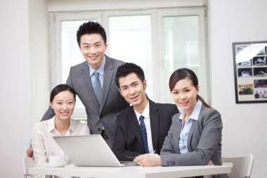 Bir grup iş adamı ofiste, portre...