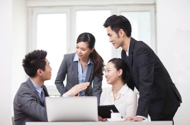 Bir grup iş adamı ofiste tartışıyor.