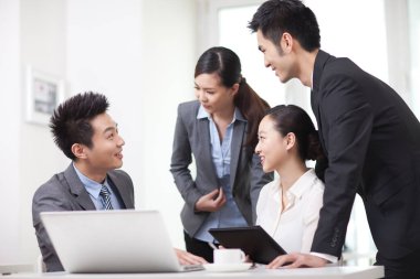 Bir grup iş adamı ofiste tartışıyor.