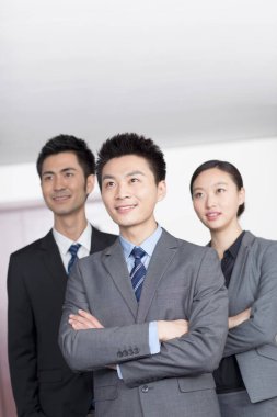 Dört genç ofis çalışanı ellerini kapalı bir yerde çaprazladı.