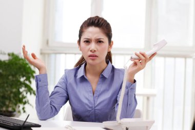 İş kadını akıllı telefon kullanıyor.