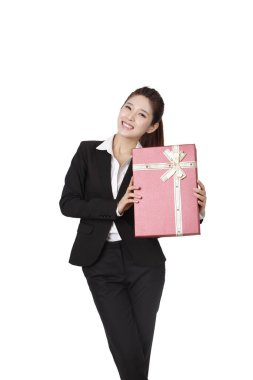 İş kadını elinde hediye kutusu tutuyor