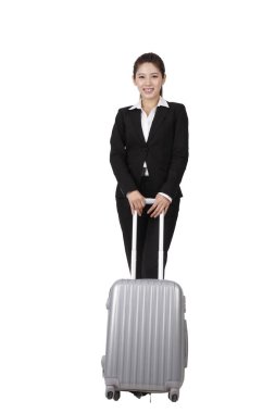 İş kadını beyaz arka planda bavulu çekiyor