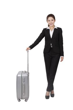 İş kadını beyaz arka planda bavulu çekiyor