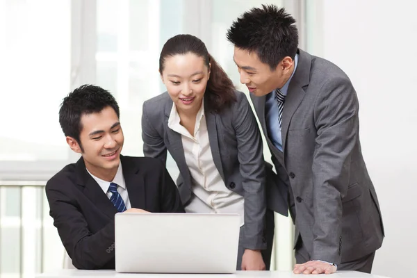 Grupo Empresários Discutindo Trabalhando Computador — Fotografia de Stock