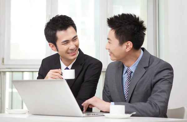 Grupo Empresarios Discutiendo Trabajando Computadora —  Fotos de Stock