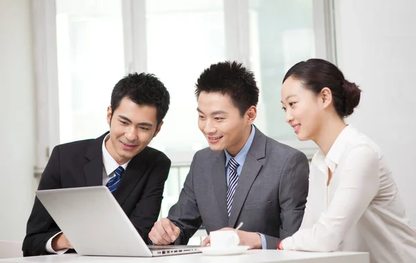 Grupo Empresários Discutindo Trabalhando Computador — Fotografia de Stock