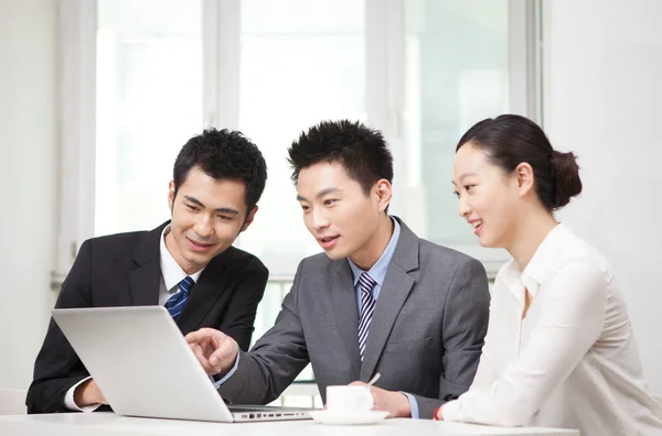 Gruppe Von Geschäftsleuten Diskutiert Arbeitet Computer — Stockfoto