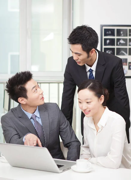 Grupo Empresários Discutindo Trabalhando Computador — Fotografia de Stock