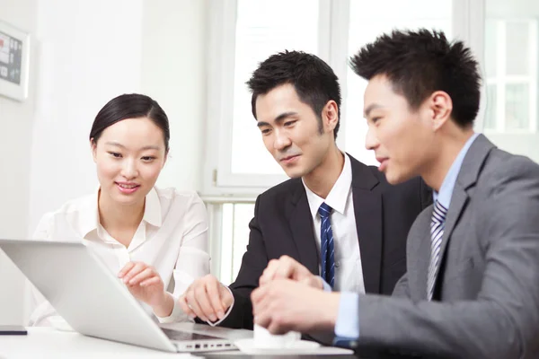 Grupo Empresários Discutindo Trabalhando Computador — Fotografia de Stock