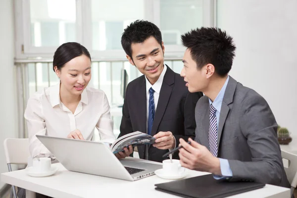 Group Businesspeople Discussing Magazine Office — Stock Photo, Image