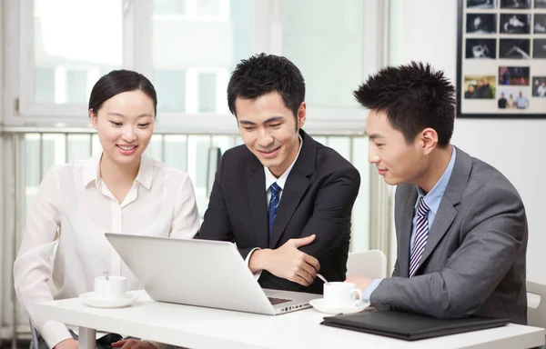 Gruppe Von Geschäftsleuten Diskutiert Arbeitet Computer — Stockfoto