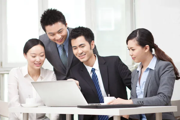 Grupo Empresários Discutindo Trabalhando Computador — Fotografia de Stock