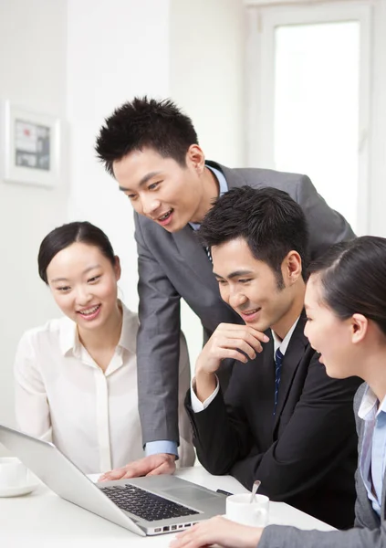 Gruppe Von Geschäftsleuten Diskutiert Arbeitet Computer — Stockfoto