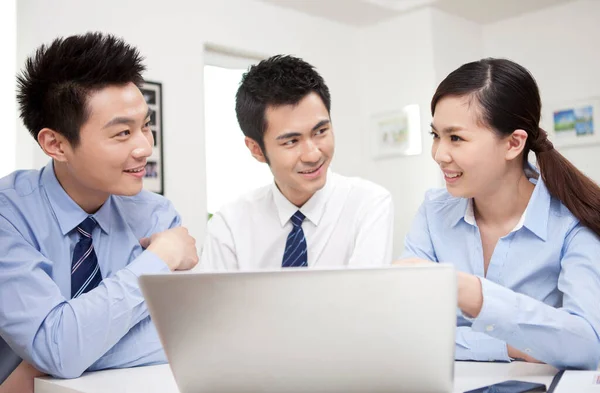 Grupo Empresários Discutindo Trabalhando Computador — Fotografia de Stock