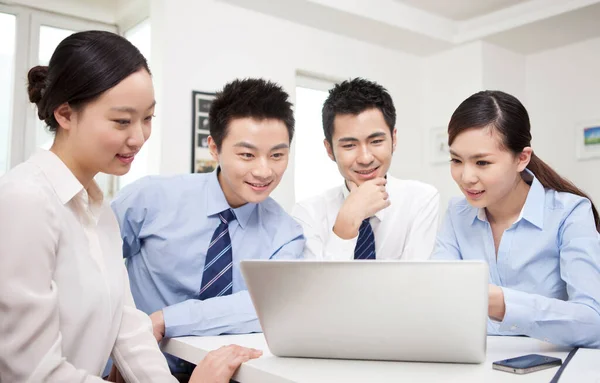 Gruppe Von Geschäftsleuten Diskutiert Arbeitet Computer — Stockfoto