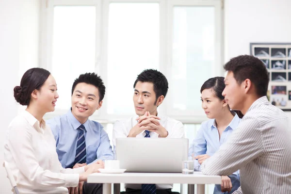 Grupo Empresários Discutindo Escritório — Fotografia de Stock