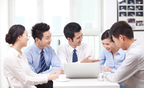 Grupo Empresarios Discutiendo Cargo — Foto de Stock