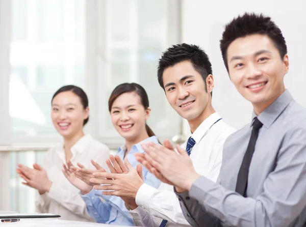 Empresários Aplaudindo Escritório Sorrindo — Fotografia de Stock