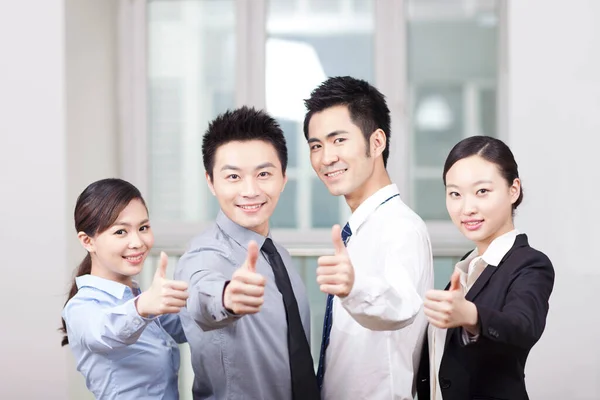 Grupo Jovens Empresários Dando Sinal Thumbs — Fotografia de Stock