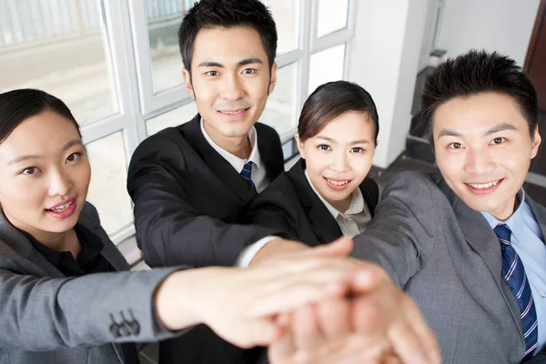 Pessoas Negócios Bem Sucedidas Com Mãos Juntas — Fotografia de Stock