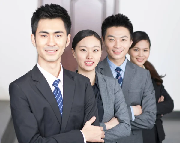 Quatre Jeunes Employés Bureau Les Mains Croisées Intérieur Portrait — Photo