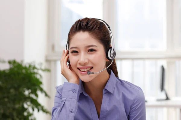 Mujer Negocios Con Auriculares Oficina —  Fotos de Stock