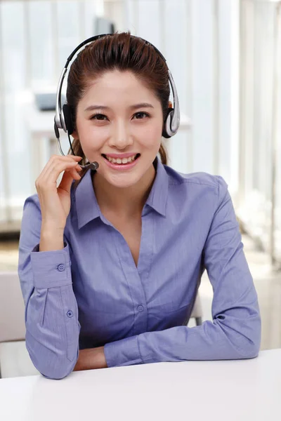 Bizneswoman Słuchawkami Biurze — Zdjęcie stockowe