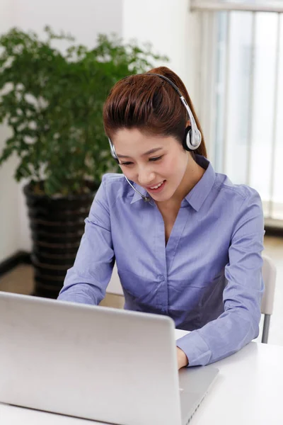 Bizneswoman Zestawem Słuchawkowym Pomocą Laptopa — Zdjęcie stockowe