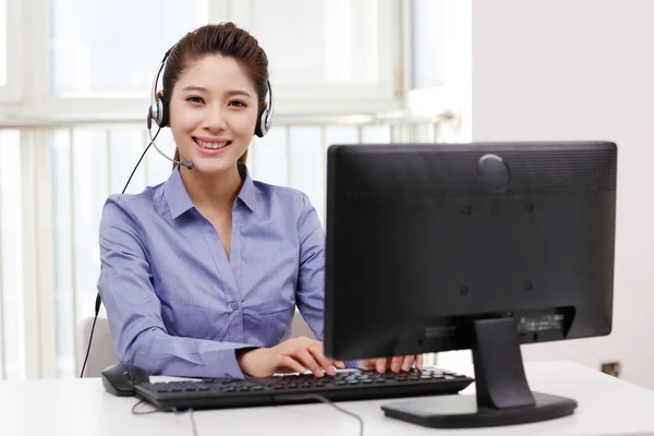 Mujer Negocios Con Auriculares Usando Computadora —  Fotos de Stock