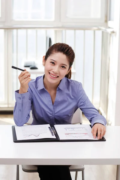 Geschäftsfrau Schreibt Portfolio — Stockfoto