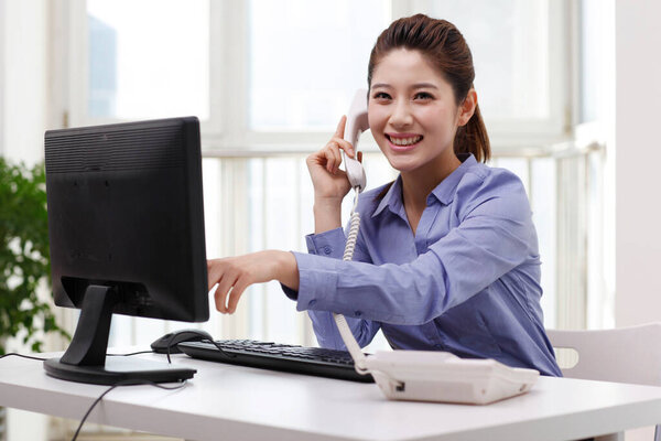 Бизнесвумен, использующая смартфон