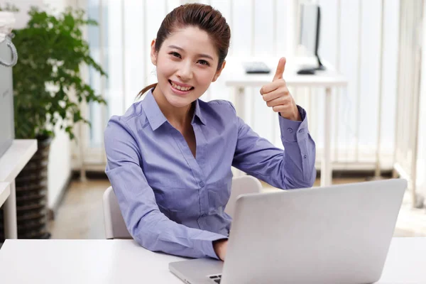Businesswoman Using Laptop — Stock Photo, Image