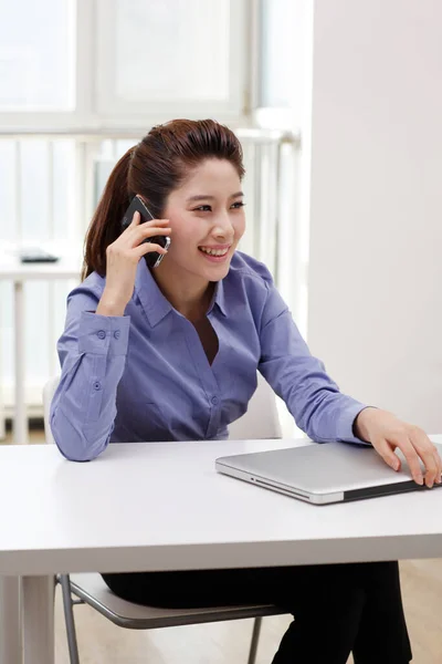 Businesswoman Using Smartphone — Stock Photo, Image