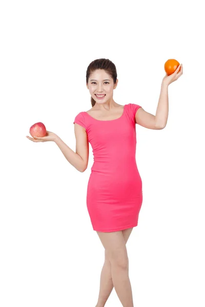 Молода Жінка Рожевій Сукні Тримає Яблуко Апельсин — стокове фото