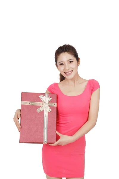 Νεαρή Γυναίκα Ροζ Φόρεμα Κρατώντας Κουτί Δώρου — Φωτογραφία Αρχείου