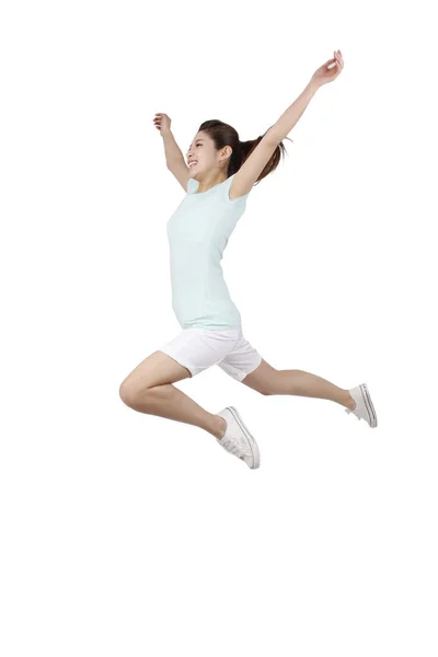 年轻女子在白色背景上跳跃 — 图库照片