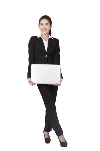 持白色背景笔记本电脑的女商人 — 图库照片
