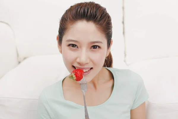 Young Woman Eating Strawberry — Stock Photo, Image