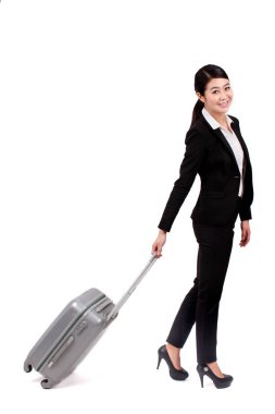 İş kadını bavul çekiyor.