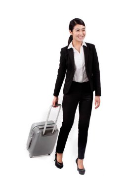 İş kadını bavul çekiyor.