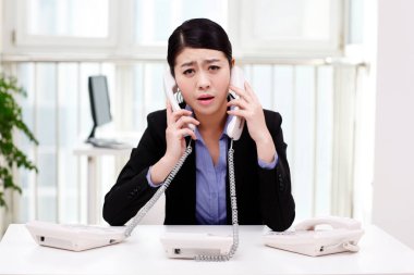 İş kadını cep telefonu kullanıyor.