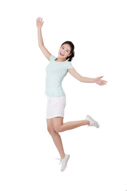 Beyaz arka planda atlayan genç bir kadın