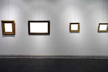 Duvardaki boş çerçeveler